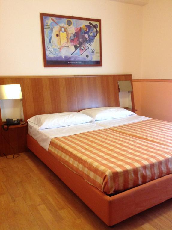 Hotel Romeo Torri Del Benaco Room photo