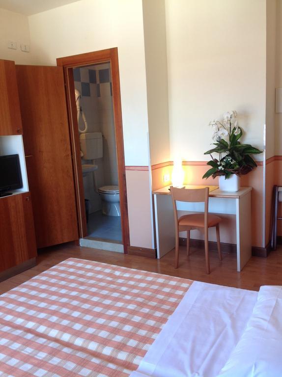 Hotel Romeo Torri Del Benaco Room photo