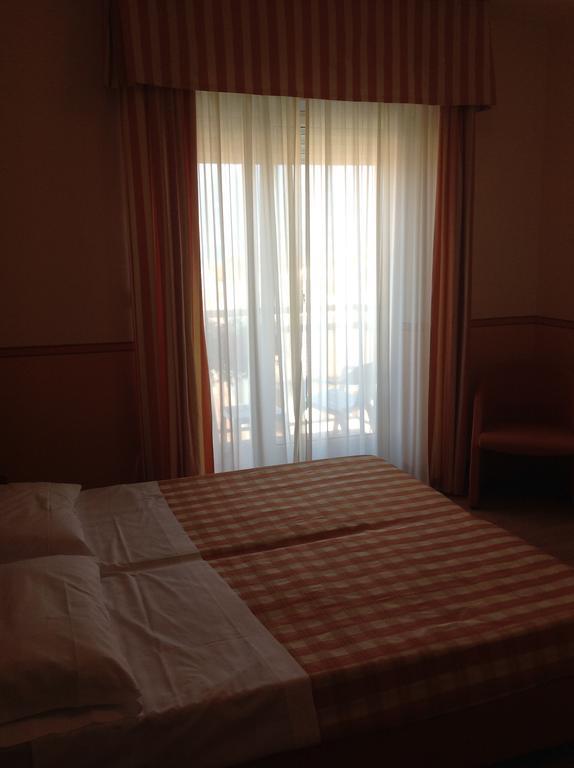 Hotel Romeo Torri Del Benaco Room photo