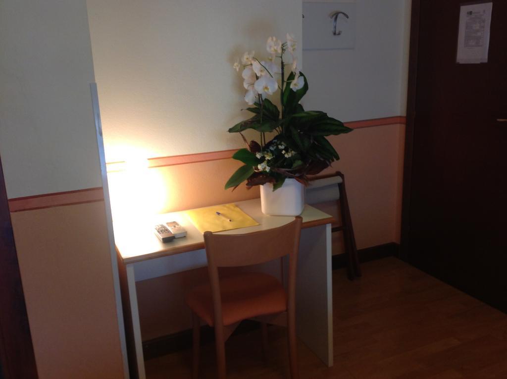 Hotel Romeo Torri Del Benaco Room photo